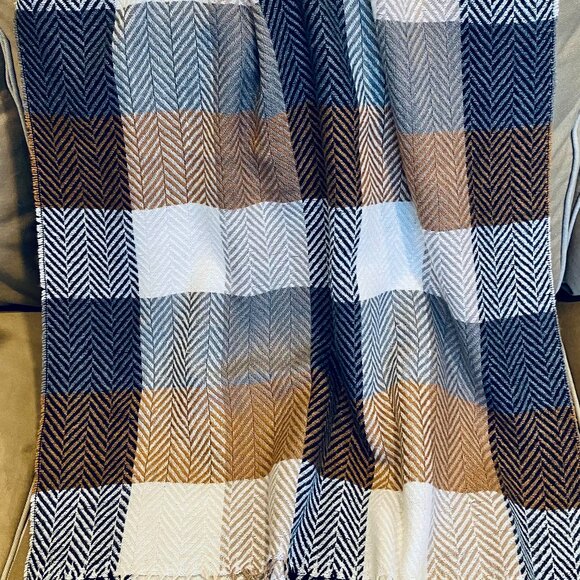 New Soft Cozy Scarf - Shawl - Picture 1 of 3